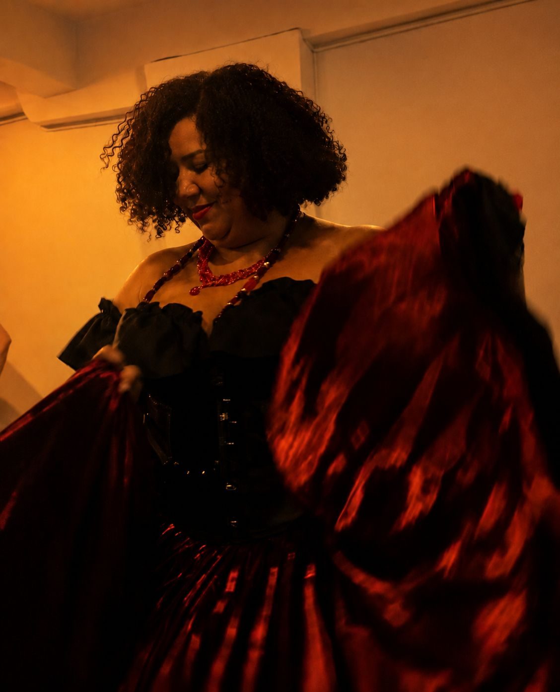 Médium incorporada com manto vermelho em ritual de Umbanda